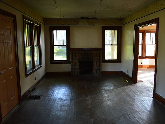 3rd image of 811 Center St