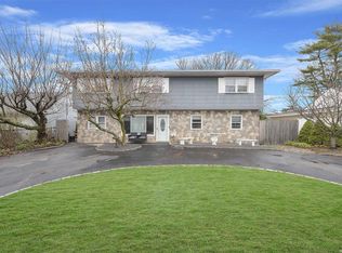 4 Vernon St, Plainview, NY 11803