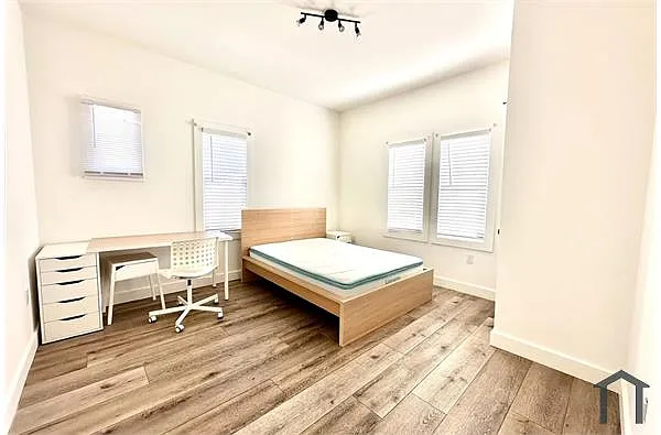 Building Photo - 1580 W 30th St #3000