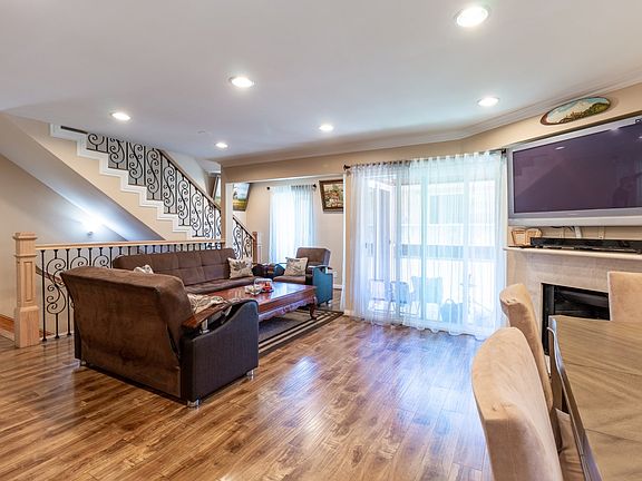 2nd image of 424 N Kenwood St APT 1