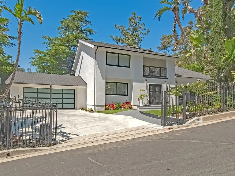1881 Mount Olympus Dr — Photo 2