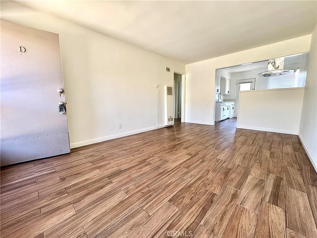 2 bed, 700 sqft, $2,100 — Photo 3