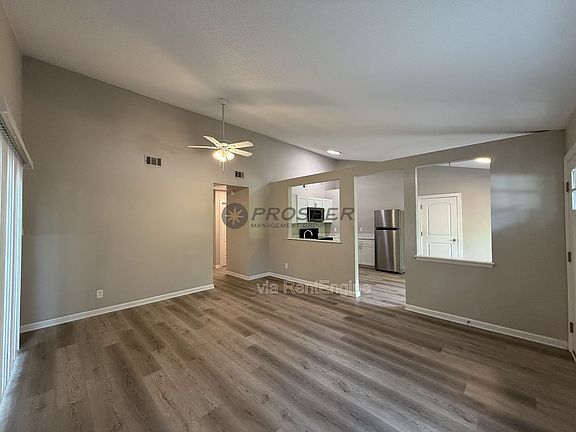 3rd image of 1047 Oakcrest Dr