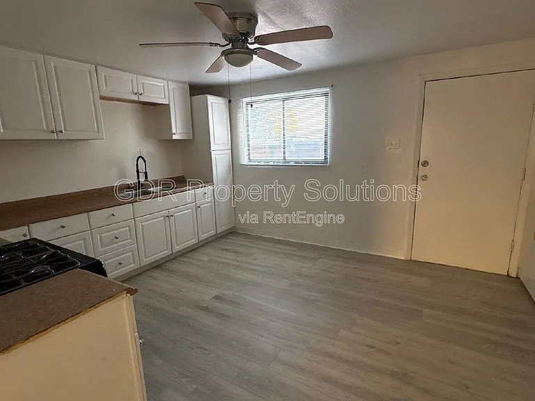 304 Texas St NE #B — Photo 4