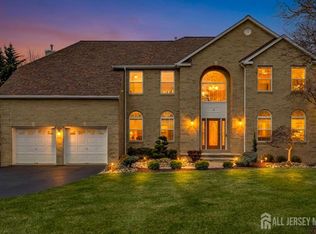 2 Red Oak Ct, Monroe Township, NJ 08831