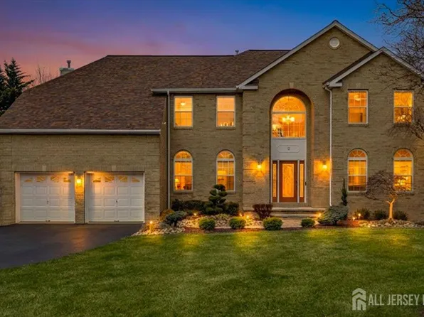 2 Red Oak Ct, Monroe Township, NJ 08831