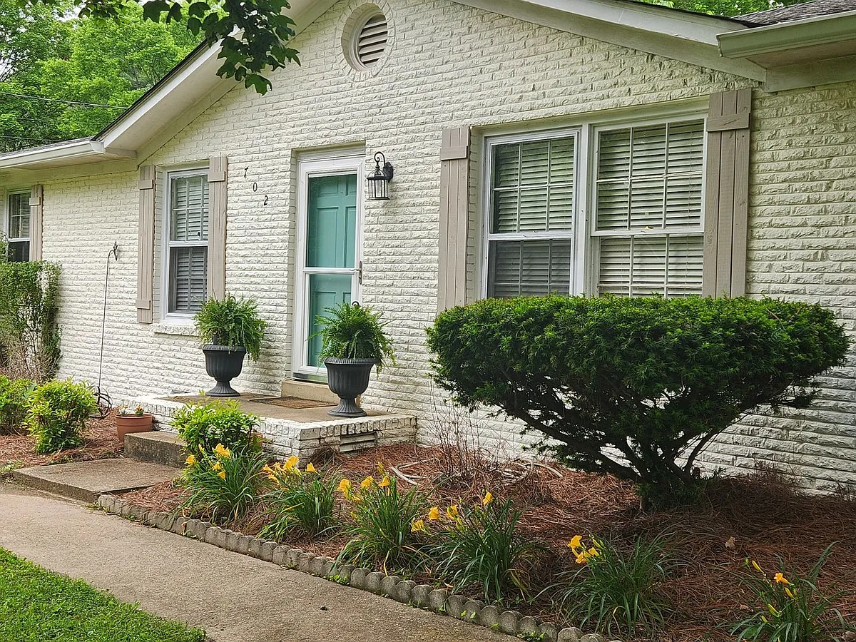 Building Photo - 702 Meade Dr