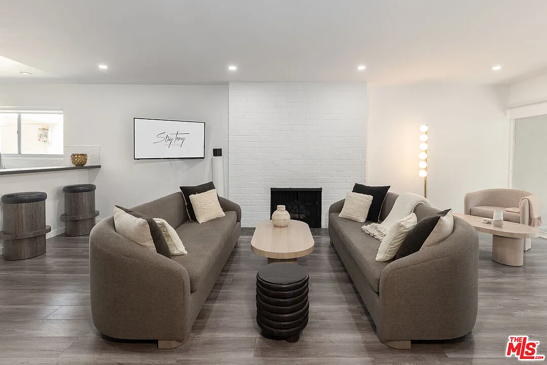 1 bed, 1.0 bath, 1100 sqft, $4,472 — Photo 3