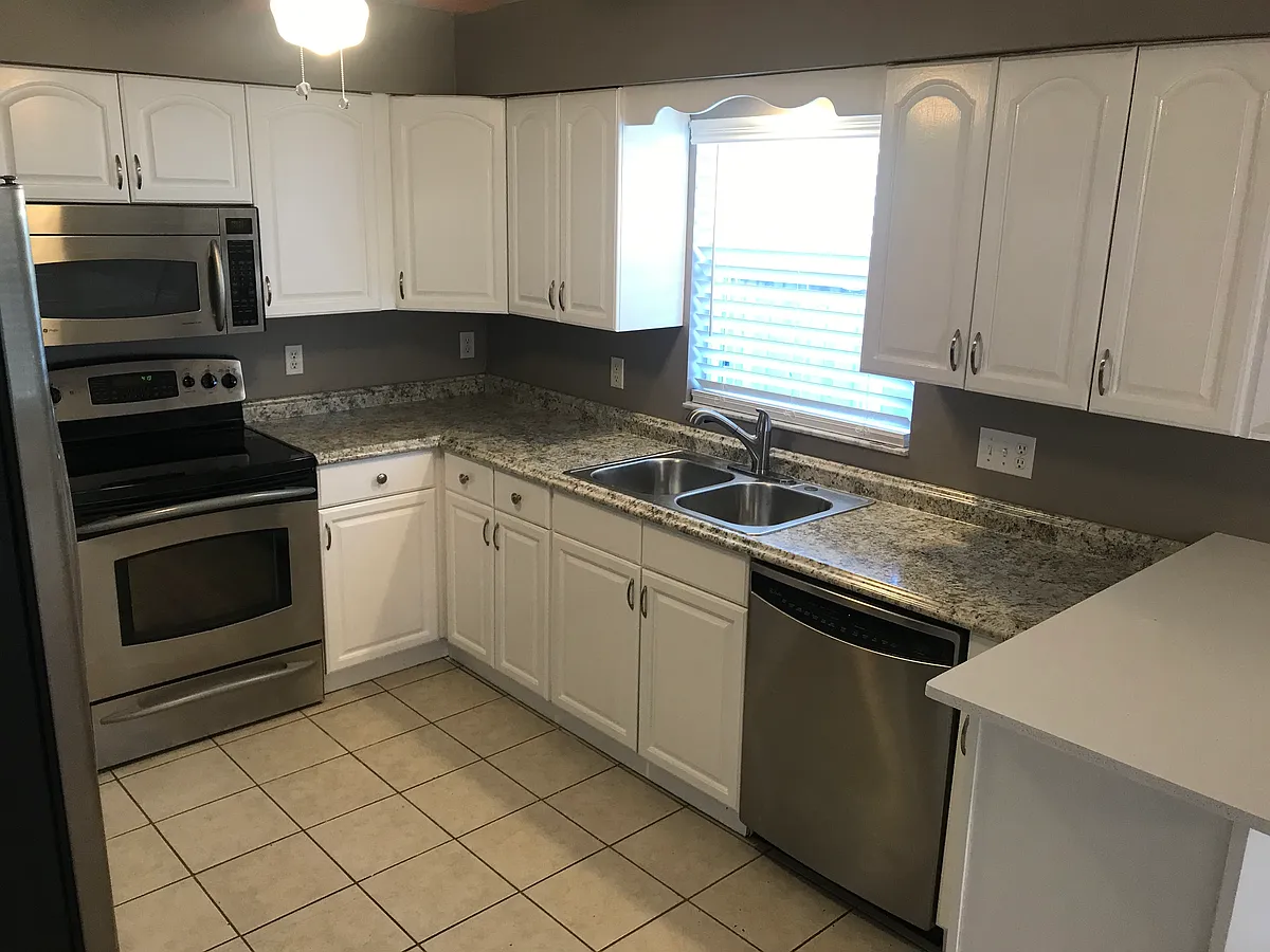 Kitchen - 611 SE 13th Ter
