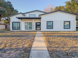 108 S Bluebonnet Dr, Uvalde, TX 78801