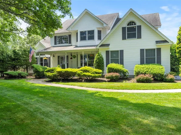 2 Old Brookville Court, Manorville, NY 11949