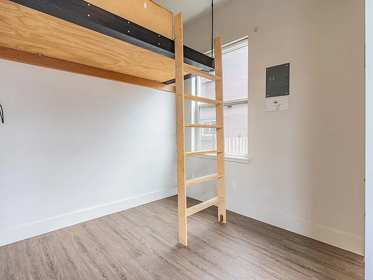 1722 Summit — Photo 27