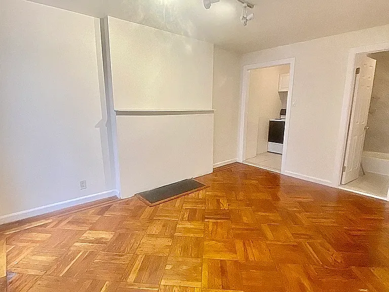 233 E 50th St #5 — Photo 2