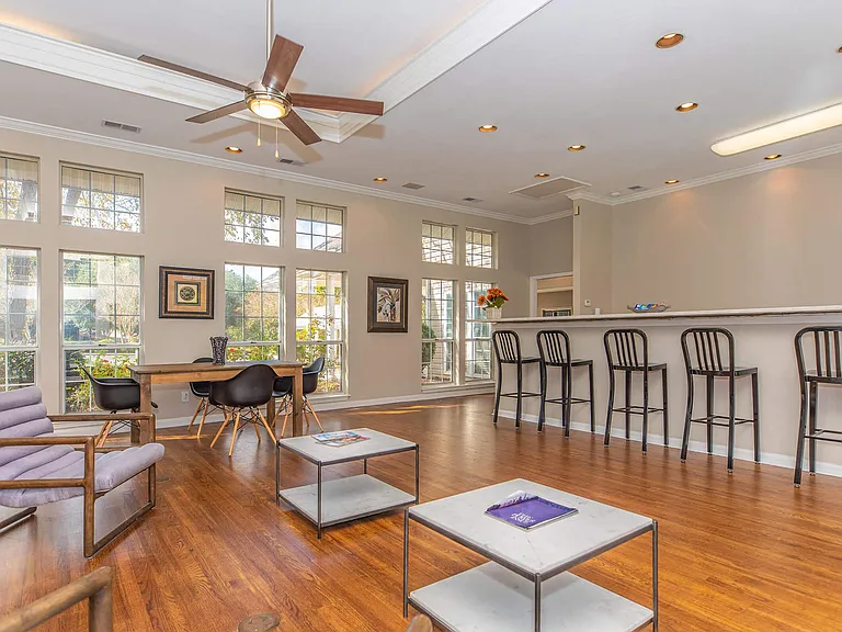 Arbors at Windsor Lake Apartments — Photo 9