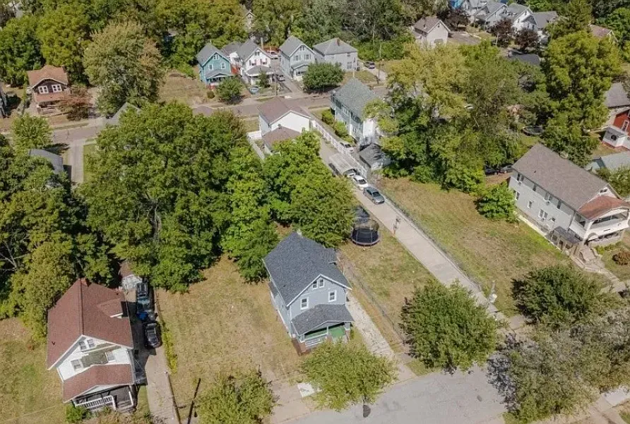 897 Peckham St