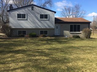 5011 Warmbriar Dr, White Lake, MI 48383