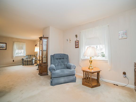 4th image of 533 Arlington Ave