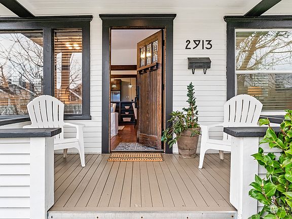Quaint front porch>