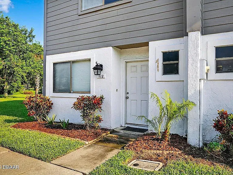 112 W Sandalwood Ct