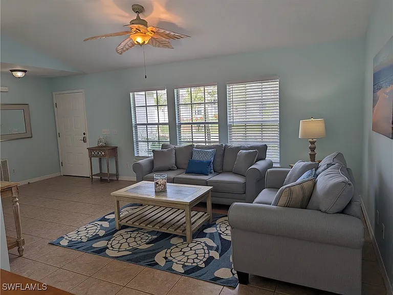 2535 SW 28th Pl — Photo 3