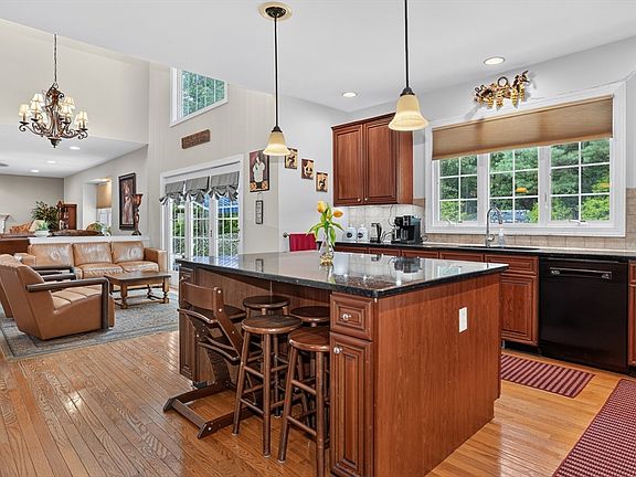 4th image of 18 Valley View Dr