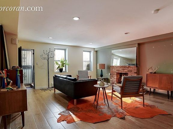 4th image of 114 Pioneer St