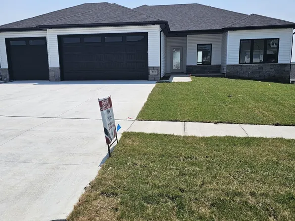 225 Kristi Ln, Hickman, NE 68372