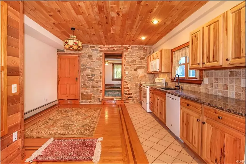 Charming 3 BR twin in suburban Emmaus — Photo 2