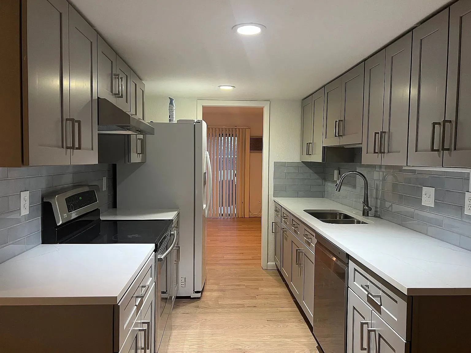 3 bed, 3.0 bath, 2000 sqft, $3,450 — Photo 4