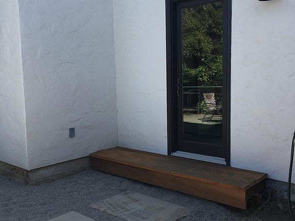 Single door entrance to kitchen.