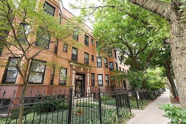 1st image of 833 W Wellington Ave #1E