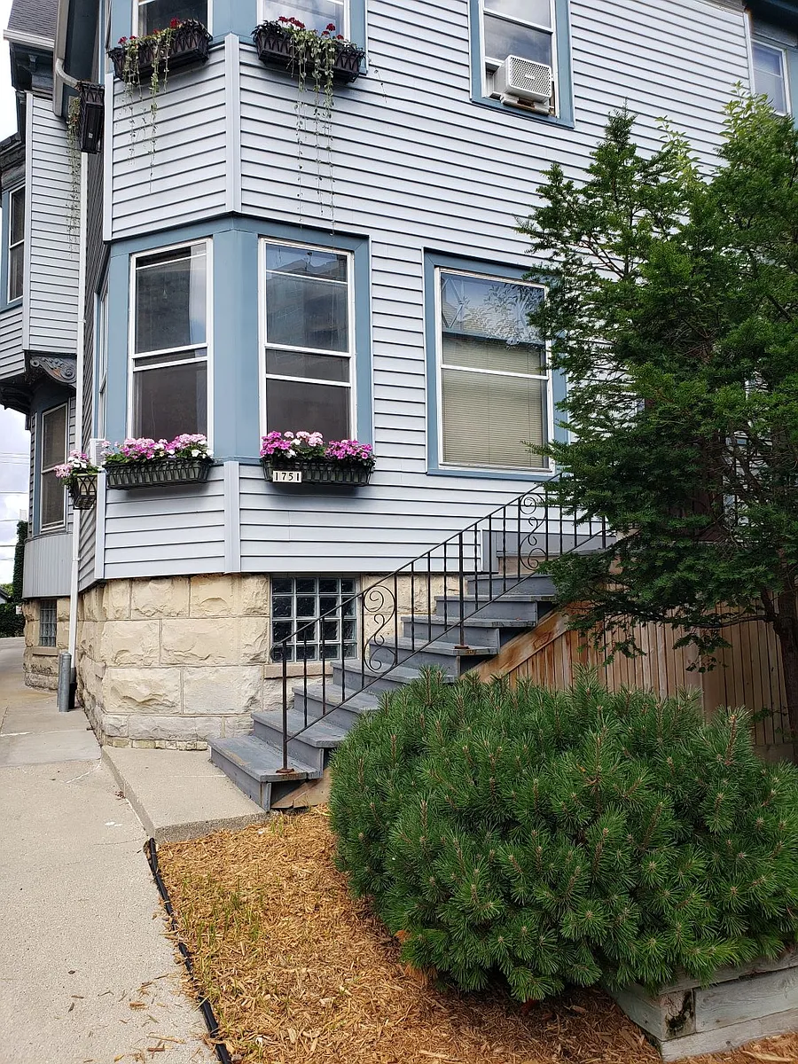 Boutique apartment living! - 1751 N Cambridge Ave #6