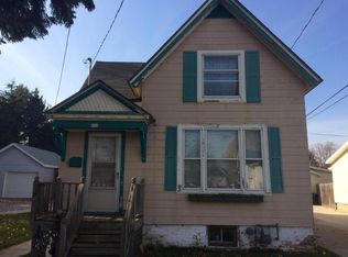 822 N 11th St, Manitowoc, WI 54220