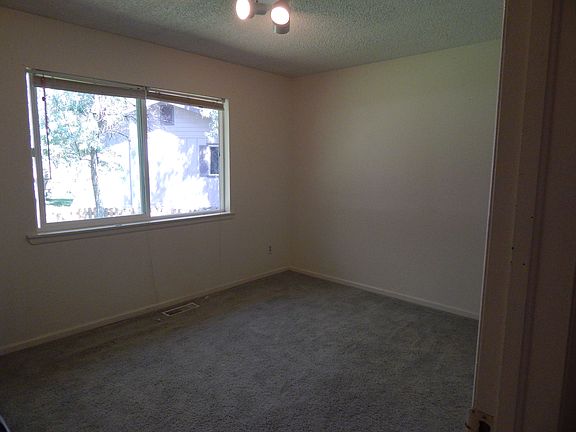 2nd bedroom w/ closet 