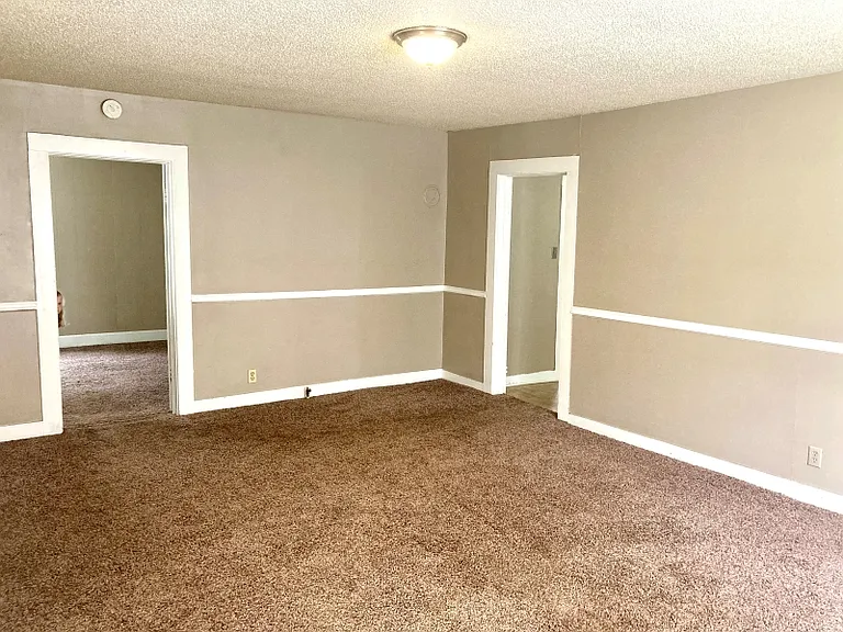 214 W South St — Photo 3