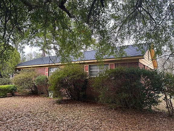 2nd image of 1700 Spruce Ln