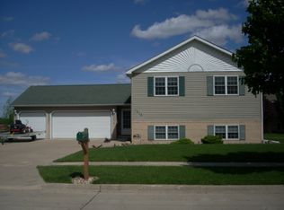 1315 Limestone Dr, Mason City, IA 50401