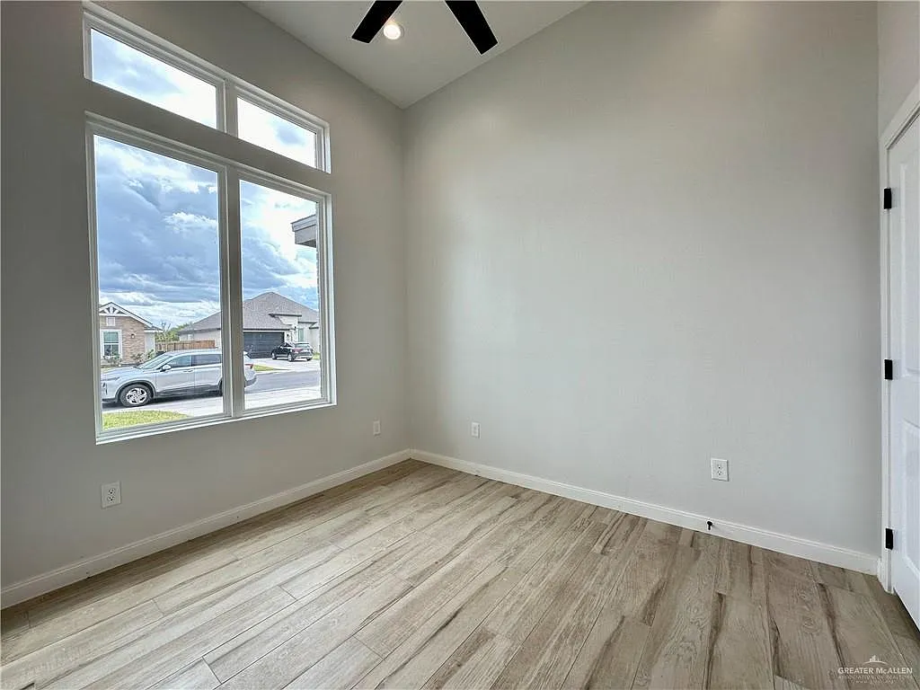 3 bed, 2.5 bath, 2214 sqft, $2,500 — Photo 2