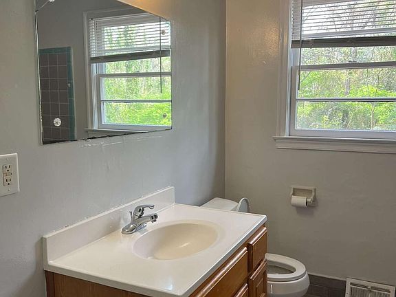 4th image of 65 Jefferson Cir