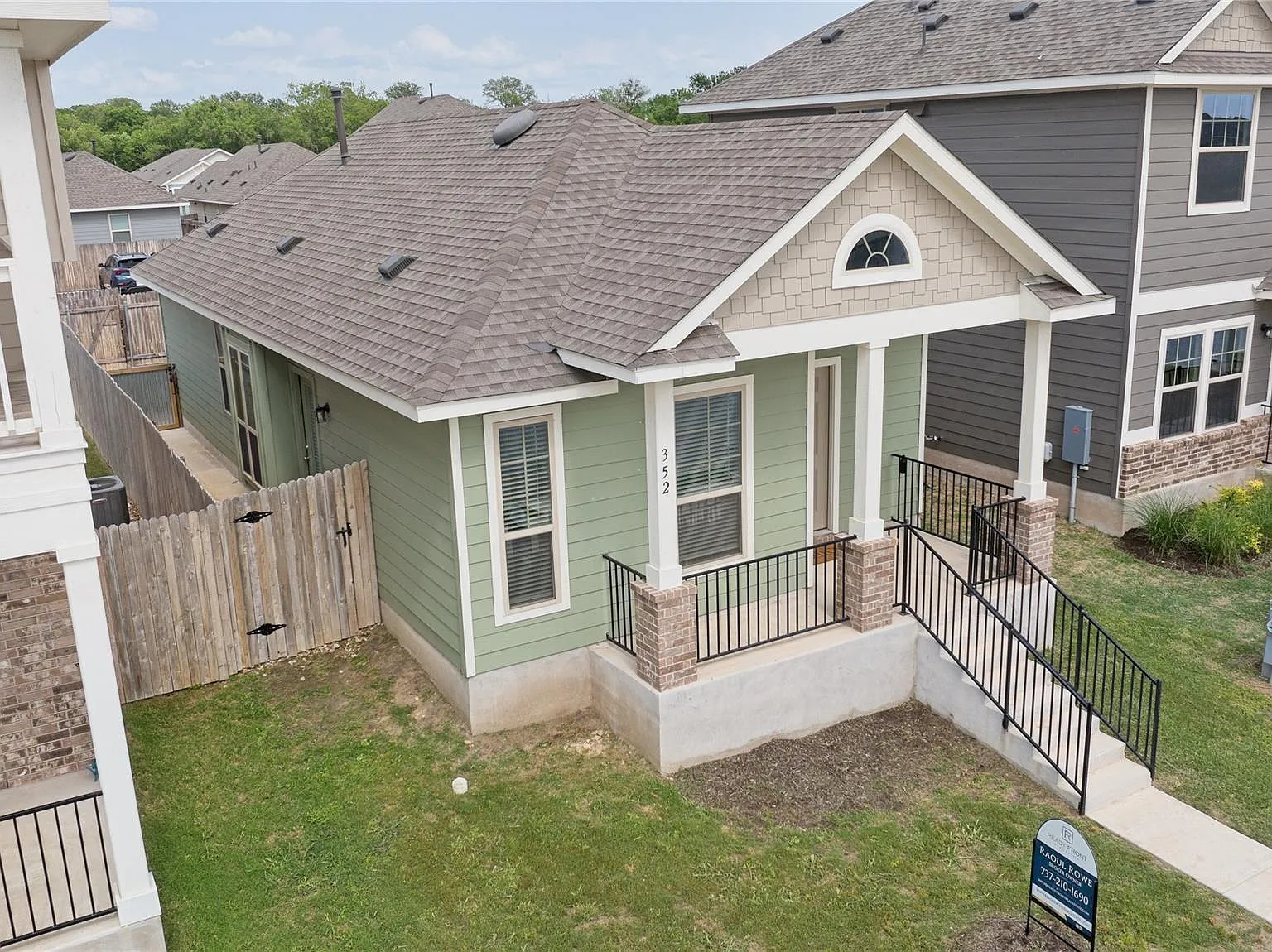 2 bed, 2.0 bath, 1026 sqft, $1,600 — Photo 2