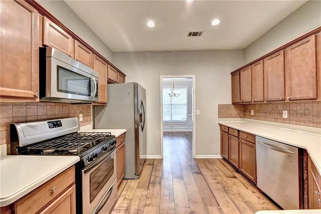 5 bed, 3.0 bath, 2470 sqft, $3,000 — Photo 4