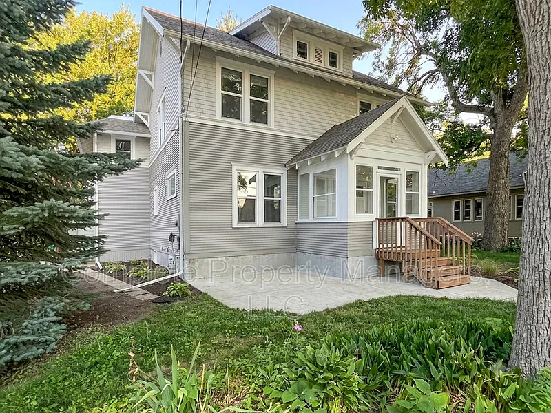 711 Clausen Ave
