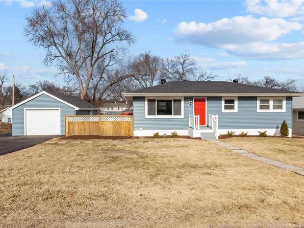 907 Tower Pl, Saint Louis, MO 63126