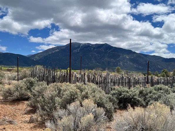 45 Las Animas Rd, El Prado, NM 87529