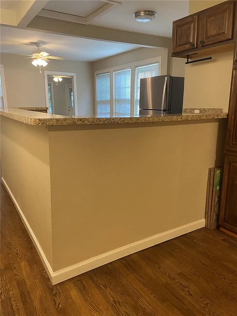 2 bed, 2.0 bath, 1850 sqft, $2,200 — Photo 4