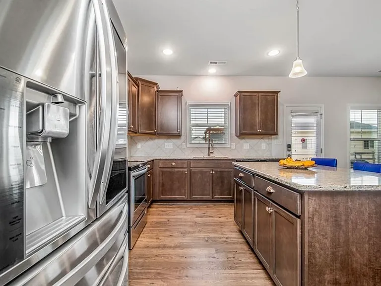 2209 Courtland Dr — Photo 3