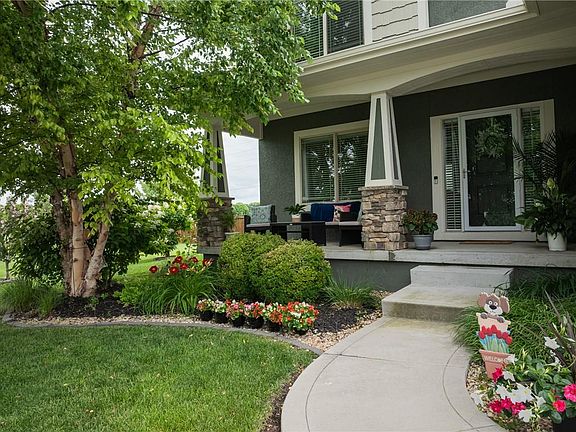4th image of 104 SW Greenbriar Dr