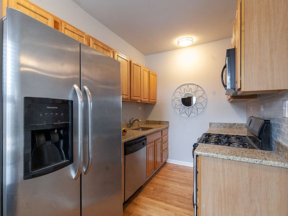 3rd image of 931 W Leland Ave APT 403