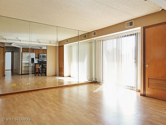 2nd image of 6850 N Northwest Hwy APT 3B