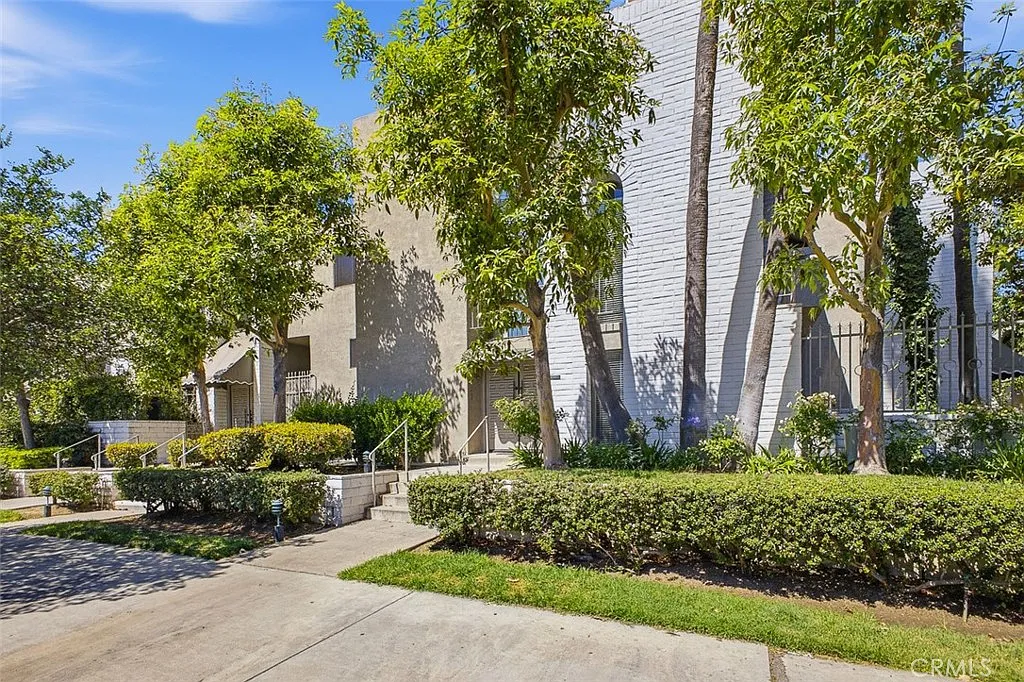 3 bed, 2448 sqft, $5,500 — Photo 1